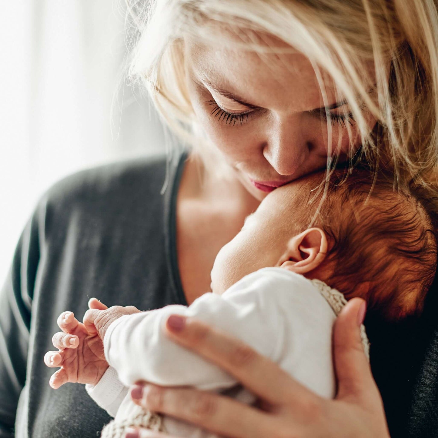 Перекласти свідоцтво про народження: Мати цілує дитину в лоб